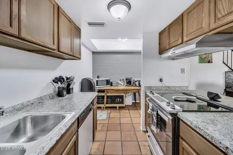 Kitchen - 4604 E Riverside St, Phoenix, AZ 85040 photo 4 of 5