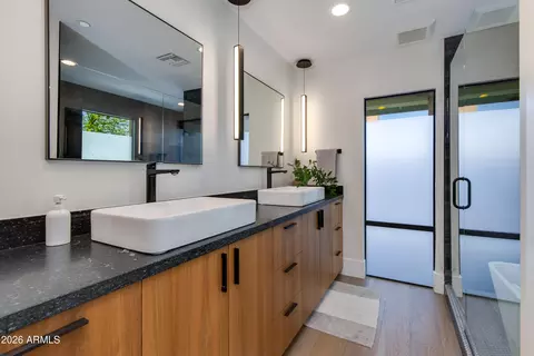 Bath - 2022 E Gardenia Ave, Phoenix, AZ 85020 photo 3 of 5
