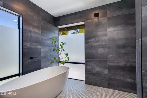 Bath - 2022 E Gardenia Ave, Phoenix, AZ 85020 photo 2 of 5