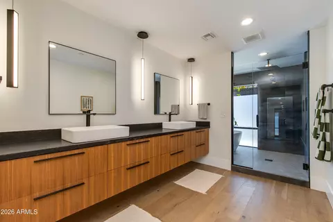 Bath - 2022 E Gardenia Ave, Phoenix, AZ 85020 photo 1 of 5