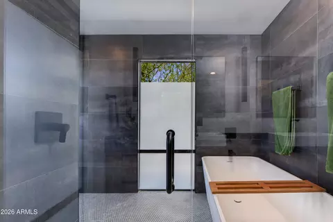 Bath - 2022 E Gardenia Ave, Phoenix, AZ 85020 photo 4 of 5