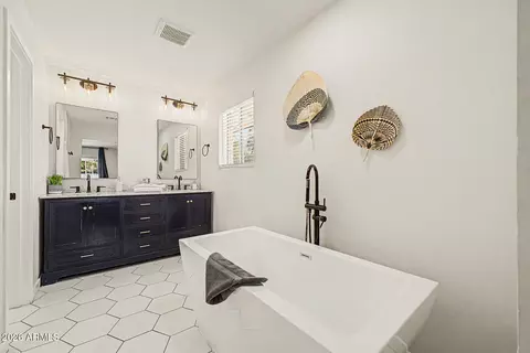 Bath - 801 E Todd Dr, Tempe, AZ 85283 photo 1 of 3