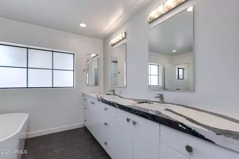 Bath - 3312 E Glenrosa Ave, Phoenix, AZ 85018 photo 1 of 4