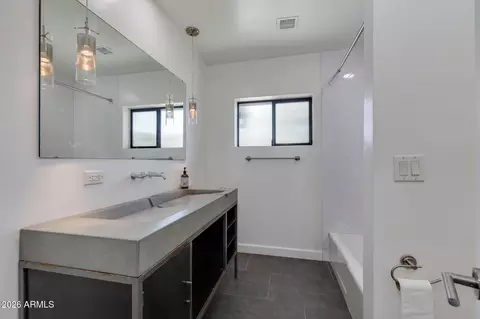 Bath - 3312 E Glenrosa Ave, Phoenix, AZ 85018 photo 3 of 4