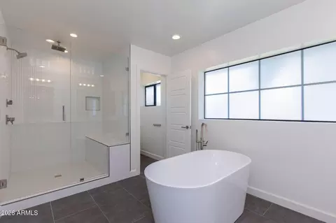 Bath - 3312 E Glenrosa Ave, Phoenix, AZ 85018 photo 2 of 4