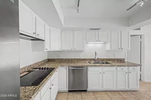 Kitchen - 2119 E Alameda Dr, Tempe, AZ 85282 photo 3 of 4