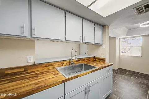 Kitchen - 4016 S 44th Pl, Phoenix, AZ 85040 photo 4 of 4