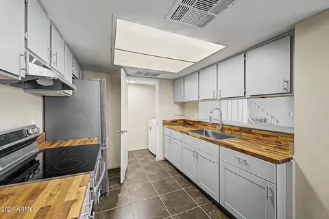 Kitchen - 4016 S 44th Pl, Phoenix, AZ 85040 photo 1 of 4