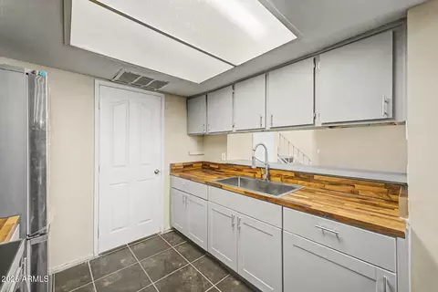 Kitchen - 4016 S 44th Pl, Phoenix, AZ 85040 photo 3 of 4