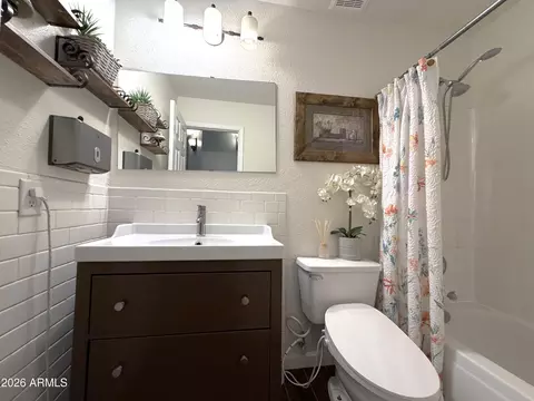 Bath - 329 W Brisa Dr, Gilbert, AZ 85233 photo 8 of 8