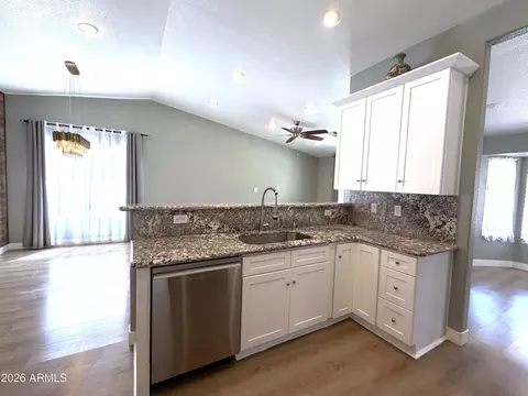 Kitchen - 329 W Brisa Dr, Gilbert, AZ 85233 photo 4 of 5