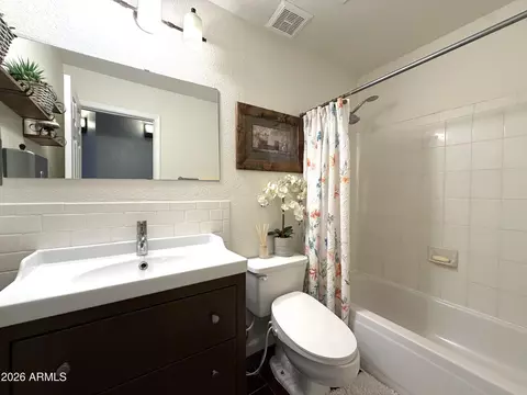 Bath - 329 W Brisa Dr, Gilbert, AZ 85233 photo 7 of 8