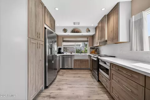 Kitchen - 975 E Lobster Trap Ln, Tempe, AZ 85283 photo 5 of 6