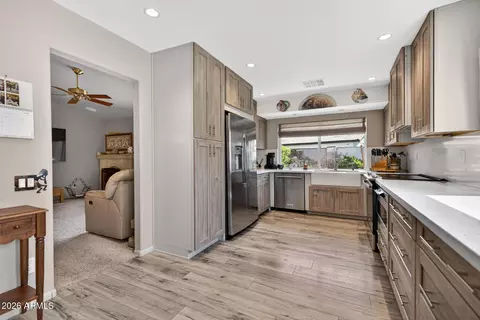 Kitchen - 975 E Lobster Trap Ln, Tempe, AZ 85283 photo 1 of 6