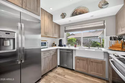 Kitchen - 975 E Lobster Trap Ln, Tempe, AZ 85283 photo 2 of 6