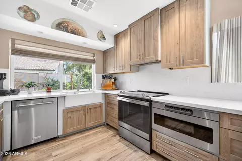 Kitchen - 975 E Lobster Trap Ln, Tempe, AZ 85283 photo 3 of 6