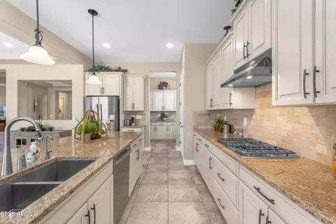 Kitchen - 6834 S Jacqueline Way, Gilbert, AZ 85298 photo 4 of 7