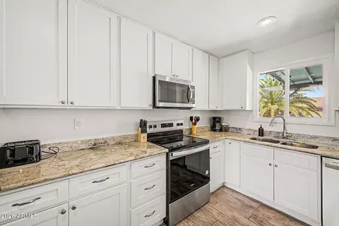 Kitchen - 1632 E Palmcroft Dr, Tempe, AZ 85282 photo 3 of 6