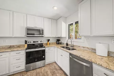 Kitchen - 1632 E Palmcroft Dr, Tempe, AZ 85282 photo 5 of 6