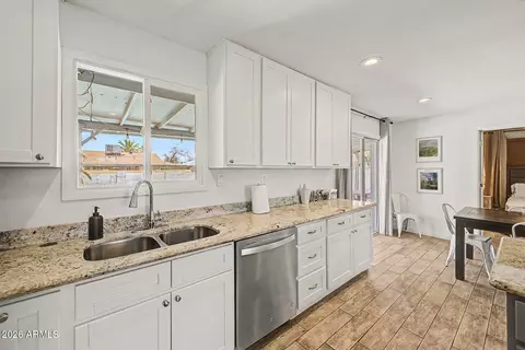 Kitchen - 1632 E Palmcroft Dr, Tempe, AZ 85282 photo 4 of 6