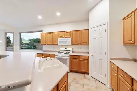 Kitchen - 4622 E Nightingale Ln, Gilbert, AZ 85298 photo 3 of 5