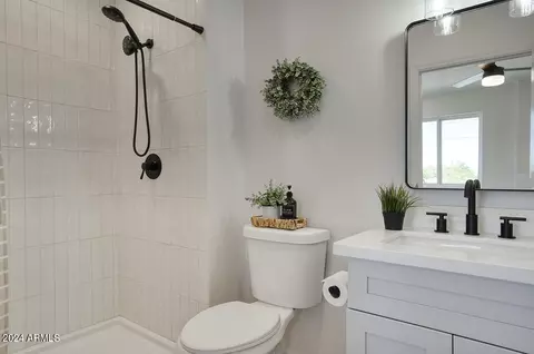 Bath - 9624 N 16th Ave, Phoenix, AZ 85021 photo 5 of 13