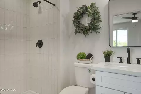 Bath - 9624 N 16th Ave, Phoenix, AZ 85021 photo 2 of 13