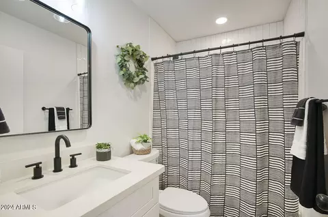 Bath - 9624 N 16th Ave, Phoenix, AZ 85021 photo 3 of 13