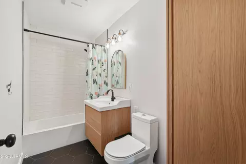 Bath - 1226 E Colter St, Phoenix, AZ 85014 photo 4 of 4