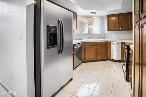 Kitchen - 805 E Corte Oro St, Phoenix, AZ 85020 photo 2 of 2