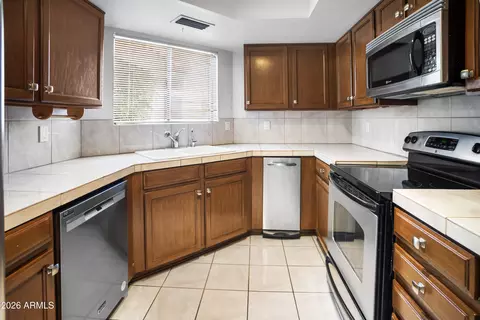 Kitchen - 805 E Corte Oro St, Phoenix, AZ 85020 photo 1 of 2