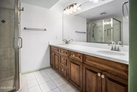 Bath - 805 E Corte Oro St, Phoenix, AZ 85020 photo 3 of 3