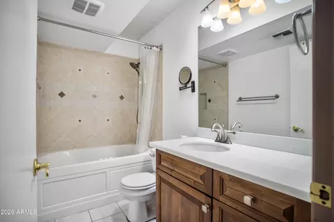 Bath - 805 E Corte Oro St, Phoenix, AZ 85020 photo 1 of 3