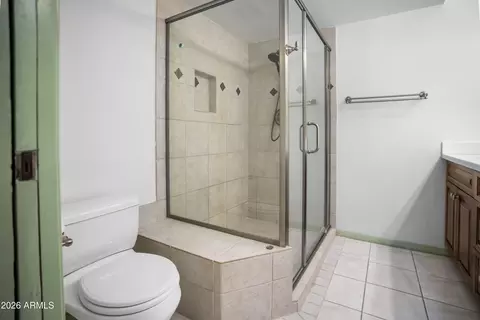 Bath - 805 E Corte Oro St, Phoenix, AZ 85020 photo 2 of 3