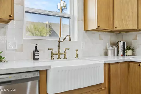 Kitchen - 1320 E Winter Dr, Phoenix, AZ 85020 photo 5 of 7