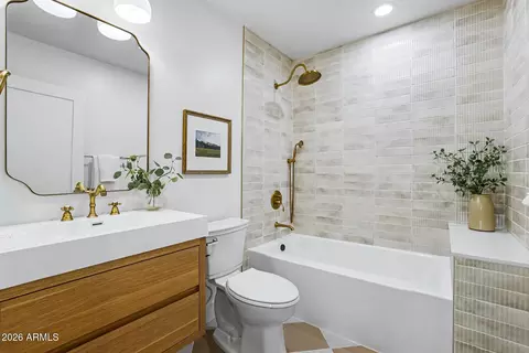 Bath - 1320 E Winter Dr, Phoenix, AZ 85020 photo 3 of 3