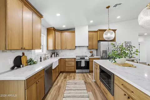 Kitchen - 1320 E Winter Dr, Phoenix, AZ 85020 photo 4 of 7
