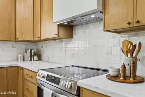 Kitchen - 1320 E Winter Dr, Phoenix, AZ 85020 photo 6 of 7
