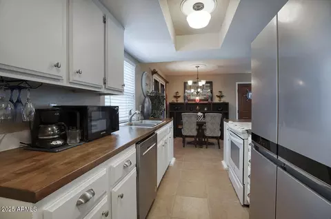 Kitchen - 830 E Peoria Ave #3, Phoenix, AZ 85020 photo 3 of 3