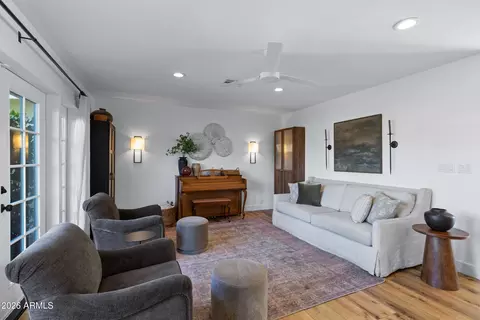 Living - 914 N Constellation Way, Gilbert, AZ 85234 photo 1 of 4