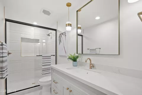 Bath - 3430 E Monterosa St, Phoenix, AZ 85018 photo 3 of 3