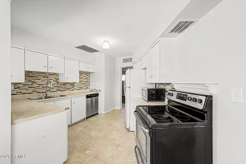 Kitchen - 1026 E Northern Ave, Phoenix, AZ 85020 photo 4 of 4