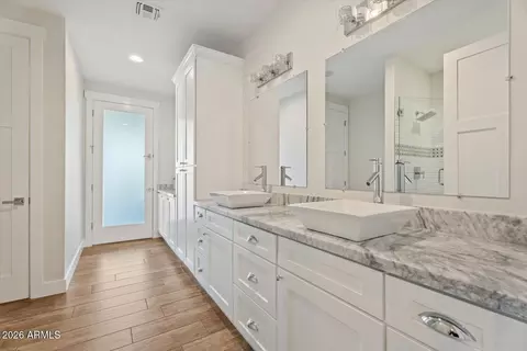 Bath - 3401 N 34th Pl, Phoenix, AZ 85018 photo 3 of 7