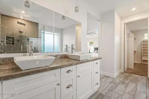 Bath - 3401 N 34th Pl, Phoenix, AZ 85018 photo 2 of 7