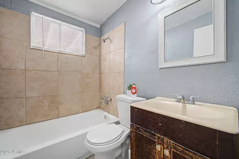 Bath - 4002 N 64th Dr, Phoenix, AZ 85033 photo 1 of 1