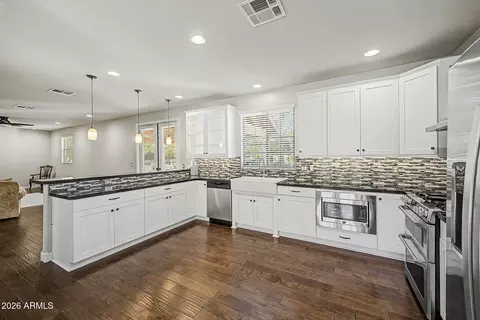 Kitchen - 4005 E Osborn Rd, Phoenix, AZ 85018 photo 2 of 2