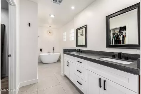 Bath - 2539 E Campbell Ave, Phoenix, AZ 85016 photo 1 of 3