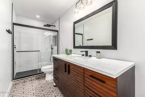 Bath - 2539 E Campbell Ave, Phoenix, AZ 85016 photo 3 of 3