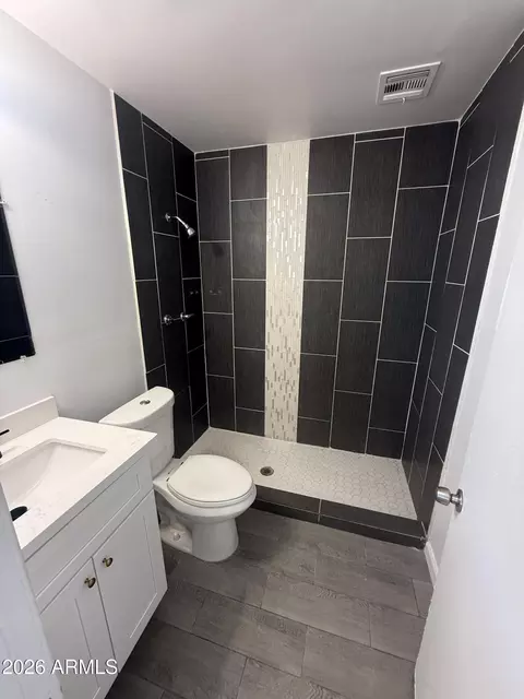 Bath - 8033 N 29th Dr, Phoenix, AZ 85051 photo 1 of 2