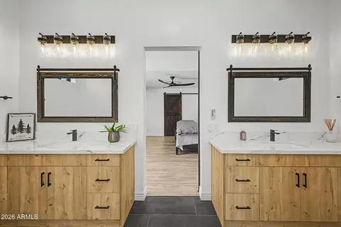 Bath - 302 E Harmont Dr, Phoenix, AZ 85020 photo 1 of 7
